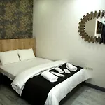 Minimalist Suit Otel